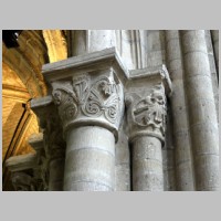 Collégiale Notre-Dame de Poissy, photo Pierre Poschadel, Wikipedia, Nef, 5e pilier du nord, chapiteaux côté ouest.jpg